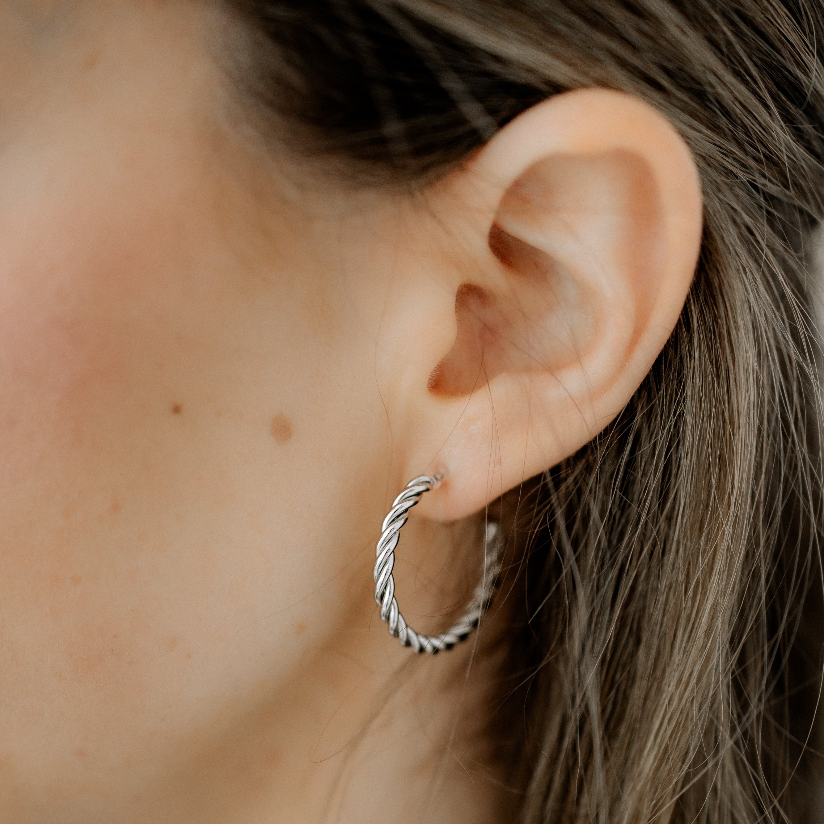 Silver Twist – Silberne Gedrehte Creolen Ohrclips ohne Ohrlöcher (20mm)