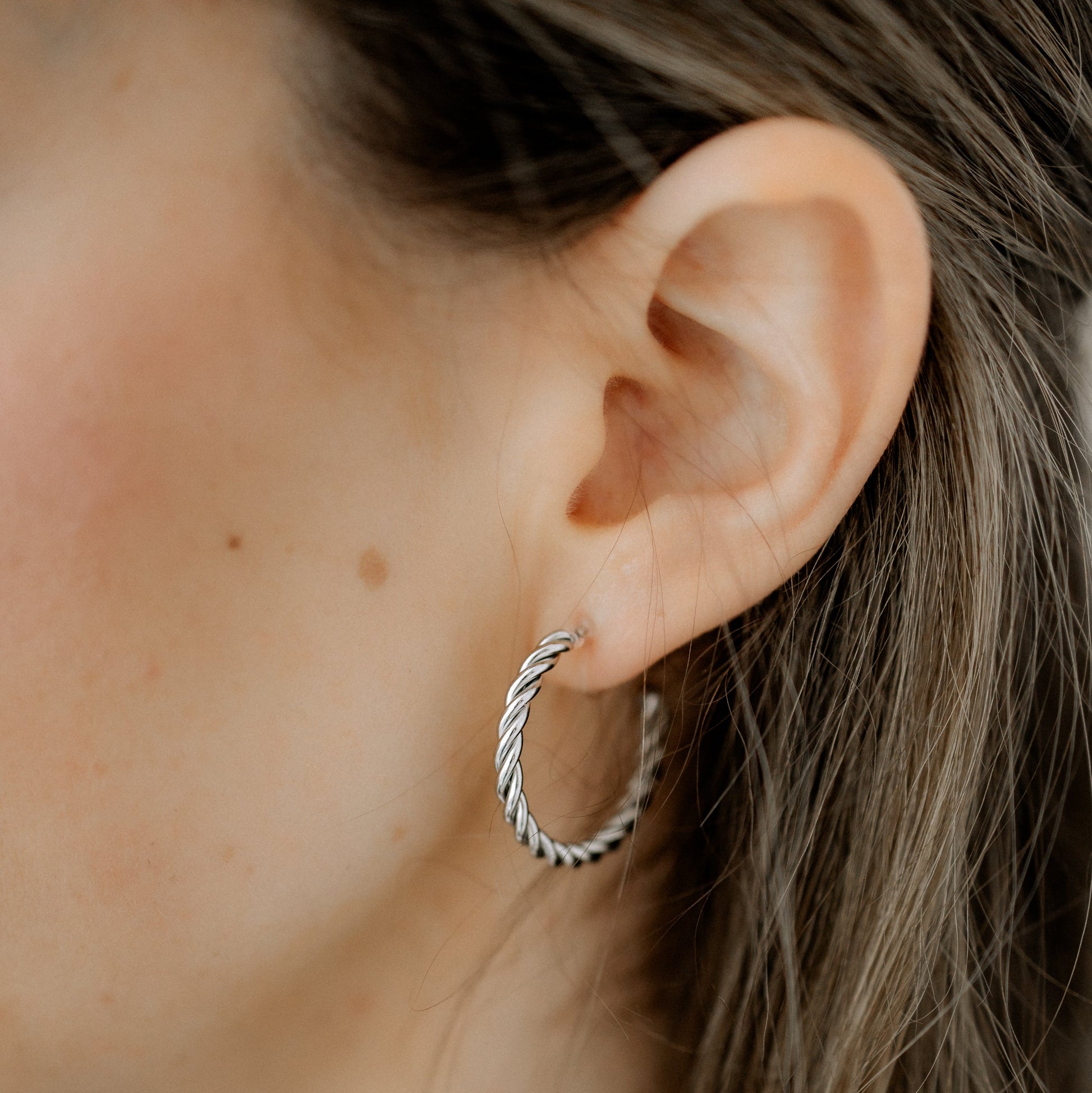 Silver Twist – Silberne Gedrehte Creolen Ohrclips ohne Ohrlöcher (20mm)