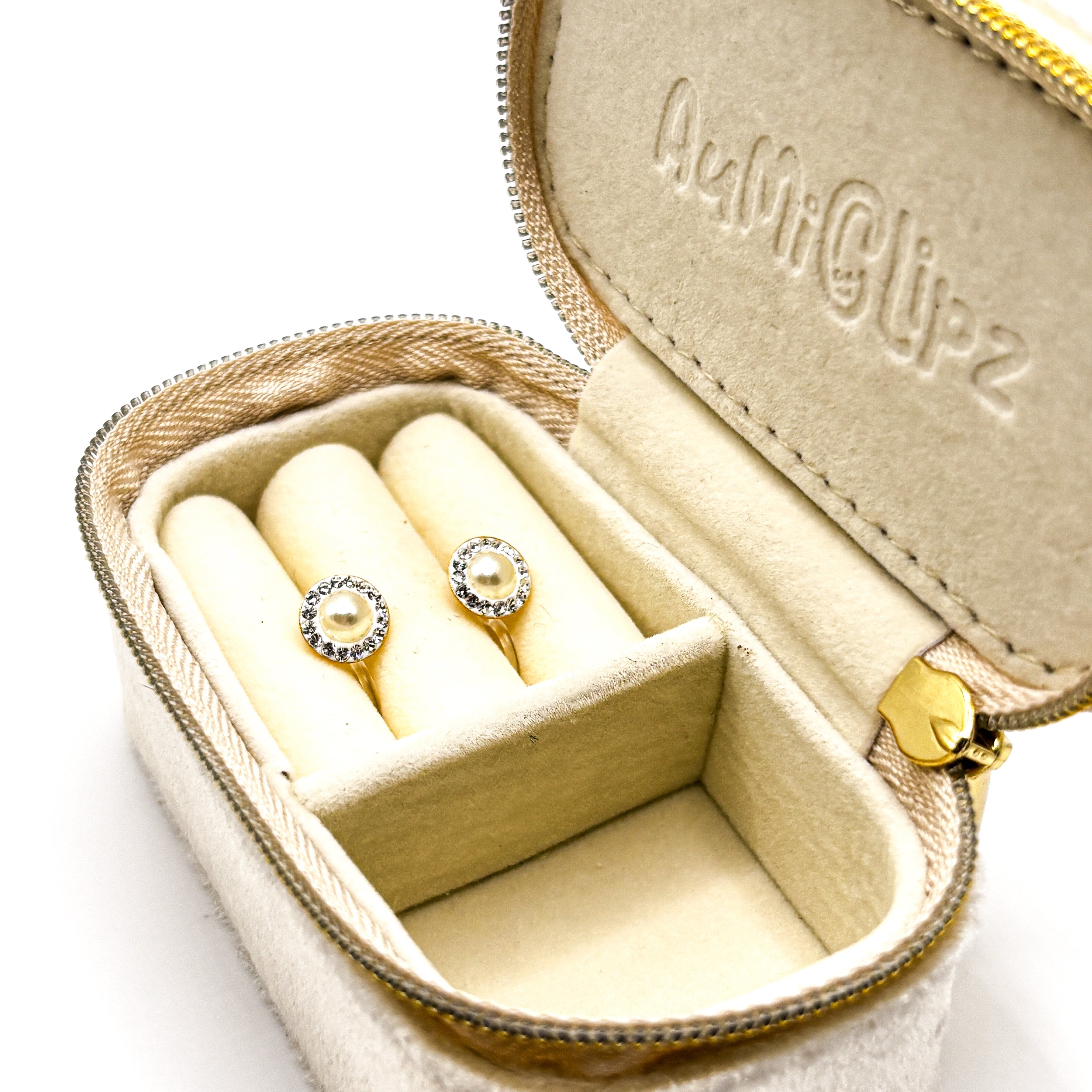 Pearl Halo Stud – Perlen Ohrclips mit Kristall-Halo