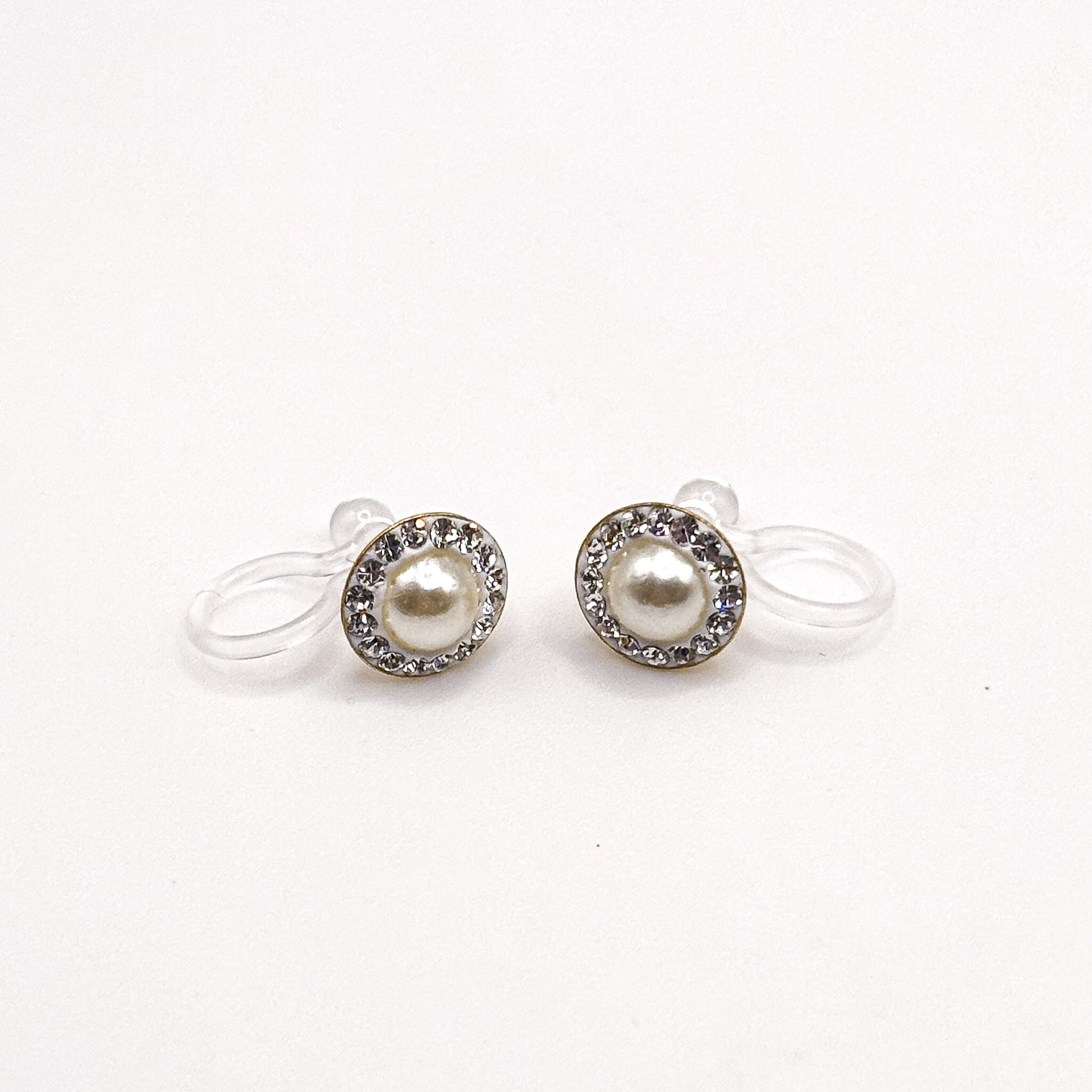 Pearl Halo Stud – Perlen Ohrclips mit Kristall-Halo