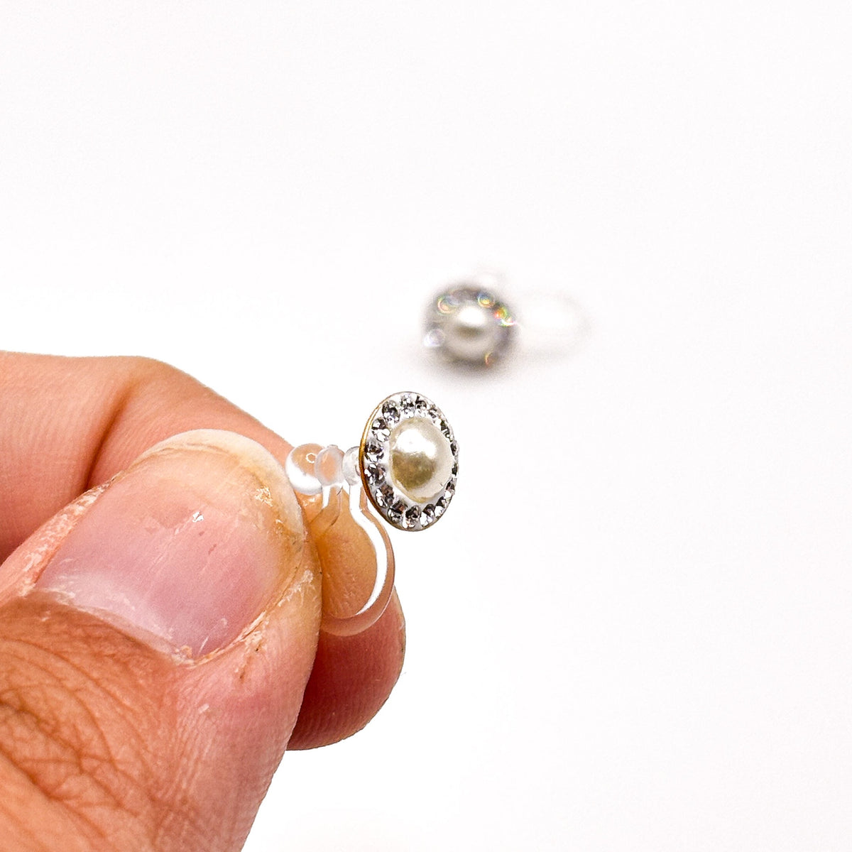 Pearl Halo Stud – Perlen Ohrclips mit Kristall-Halo