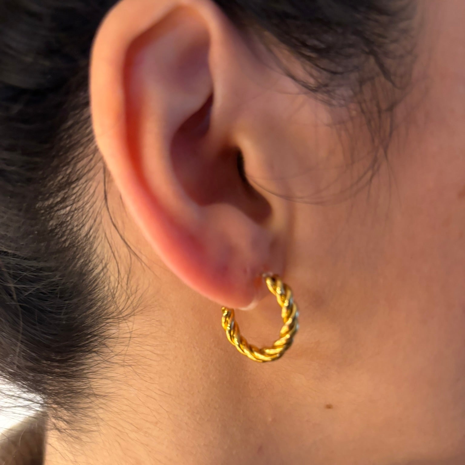 Golden Twist – Vergoldete Gedrehte Creolen Ohrclips ohne Ohrlöcher