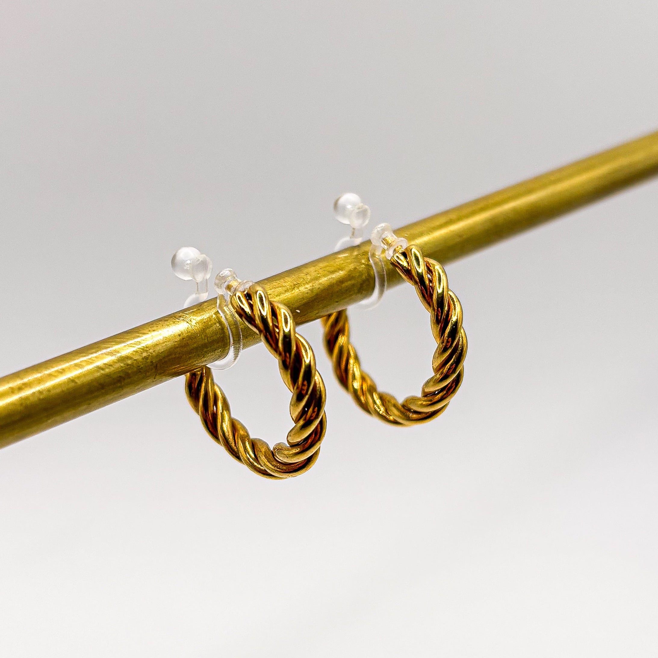 Golden Twist – Vergoldete Gedrehte Creolen Ohrclips ohne Ohrlöcher