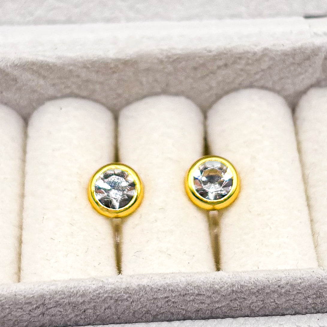 Bezel Glow – Minimalistische Ohrclips mit Zirkonia ohne Ohrlöcher