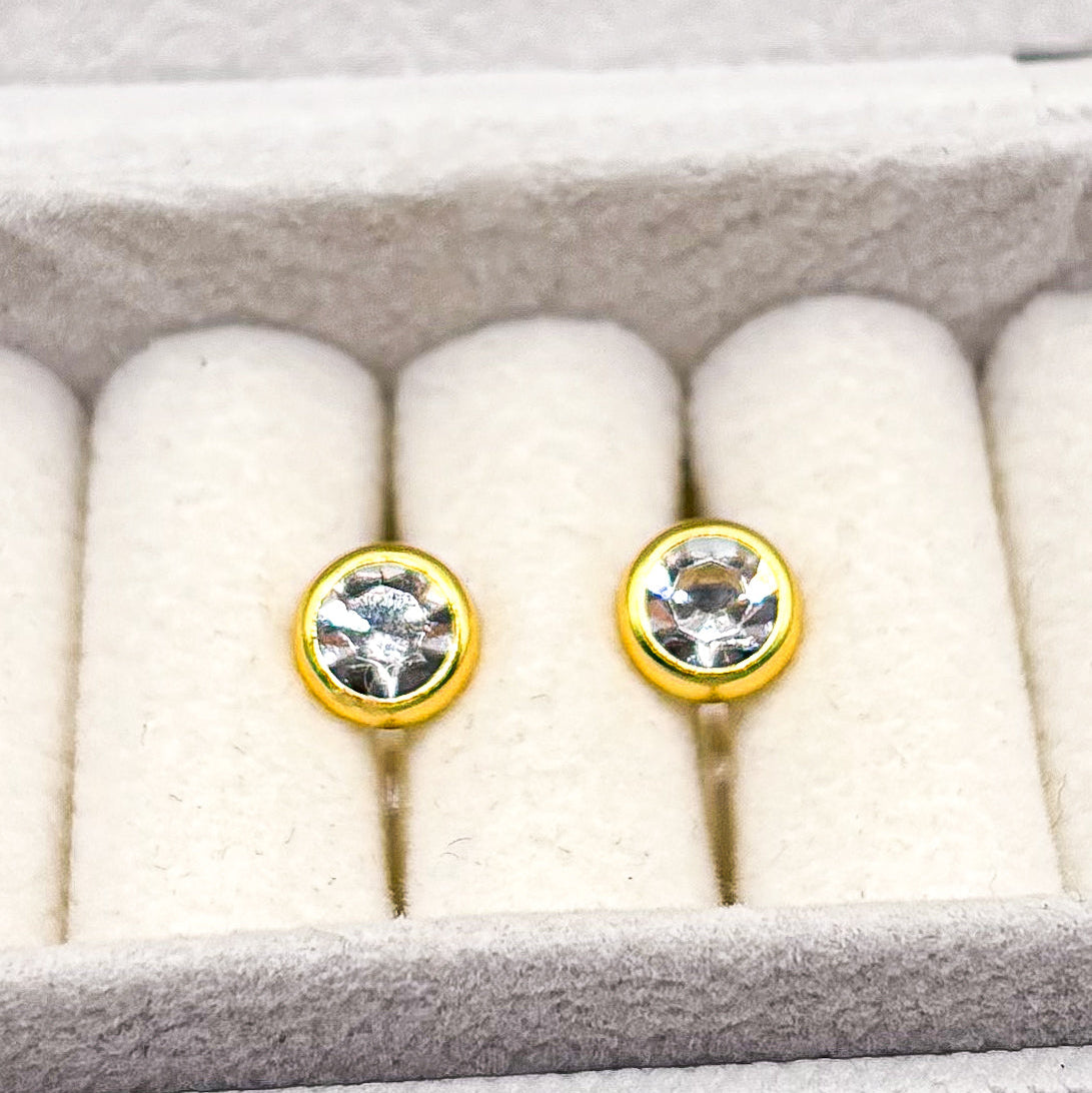 Bezel Glow – Minimalistische Ohrclips mit Zirkonia ohne Ohrlöcher