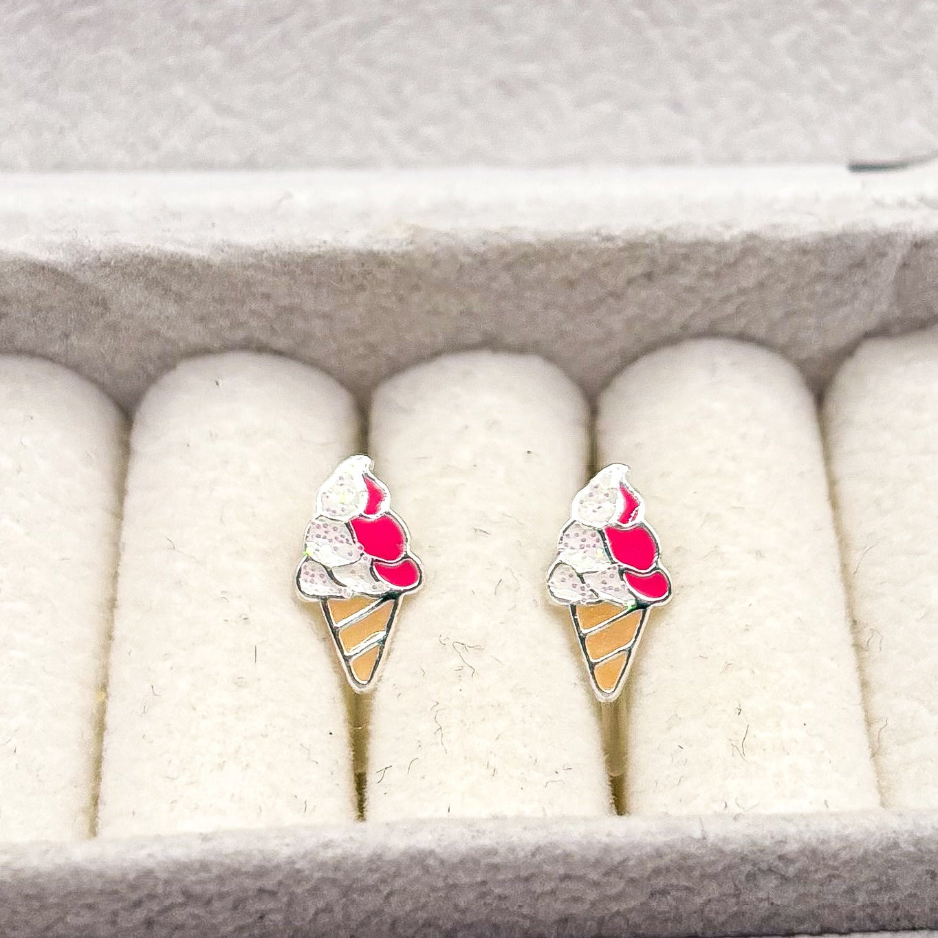 Soft serve ice cream ear clips for children - Painless without ear piercings