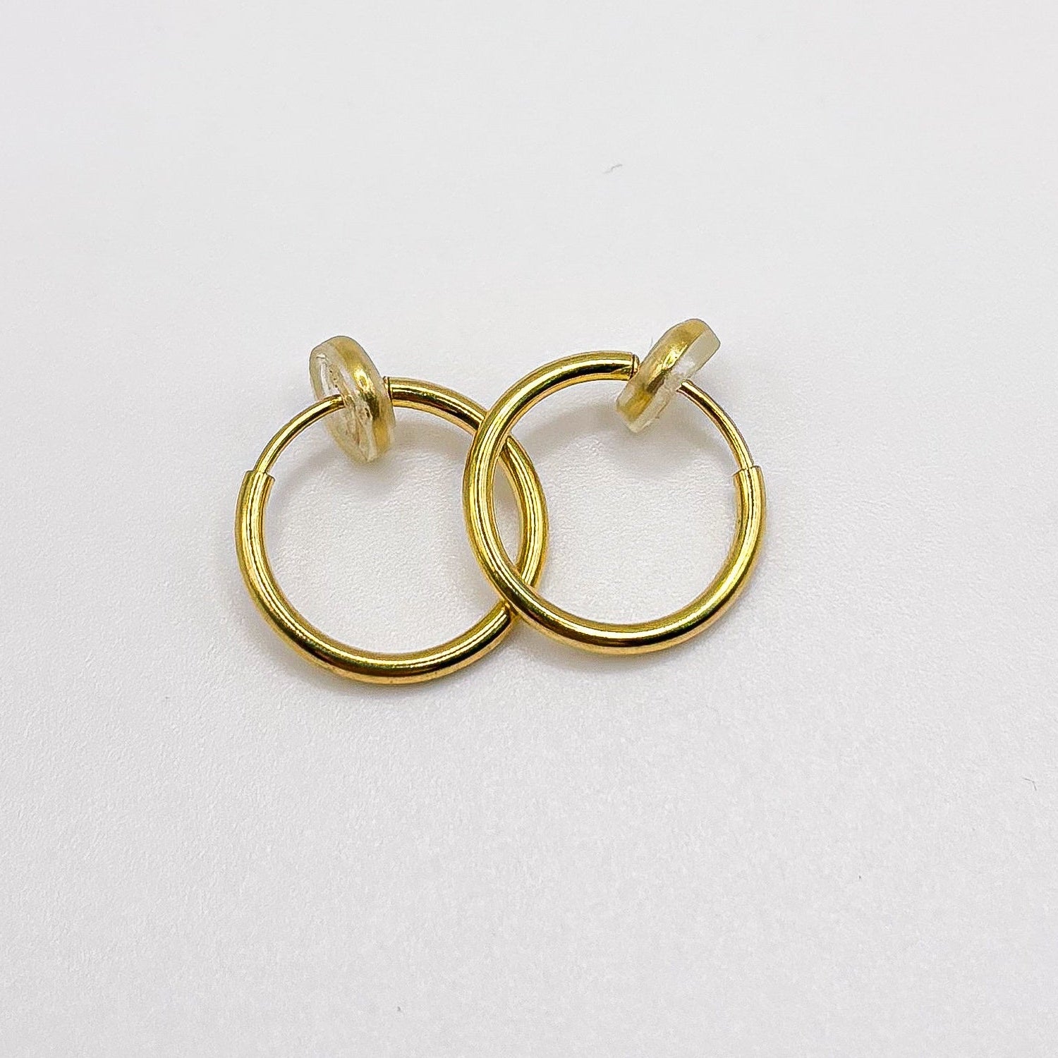 Golden Mini Hoops – Kleine vergoldete Edelstahl-Hoops mit Federmechanismus