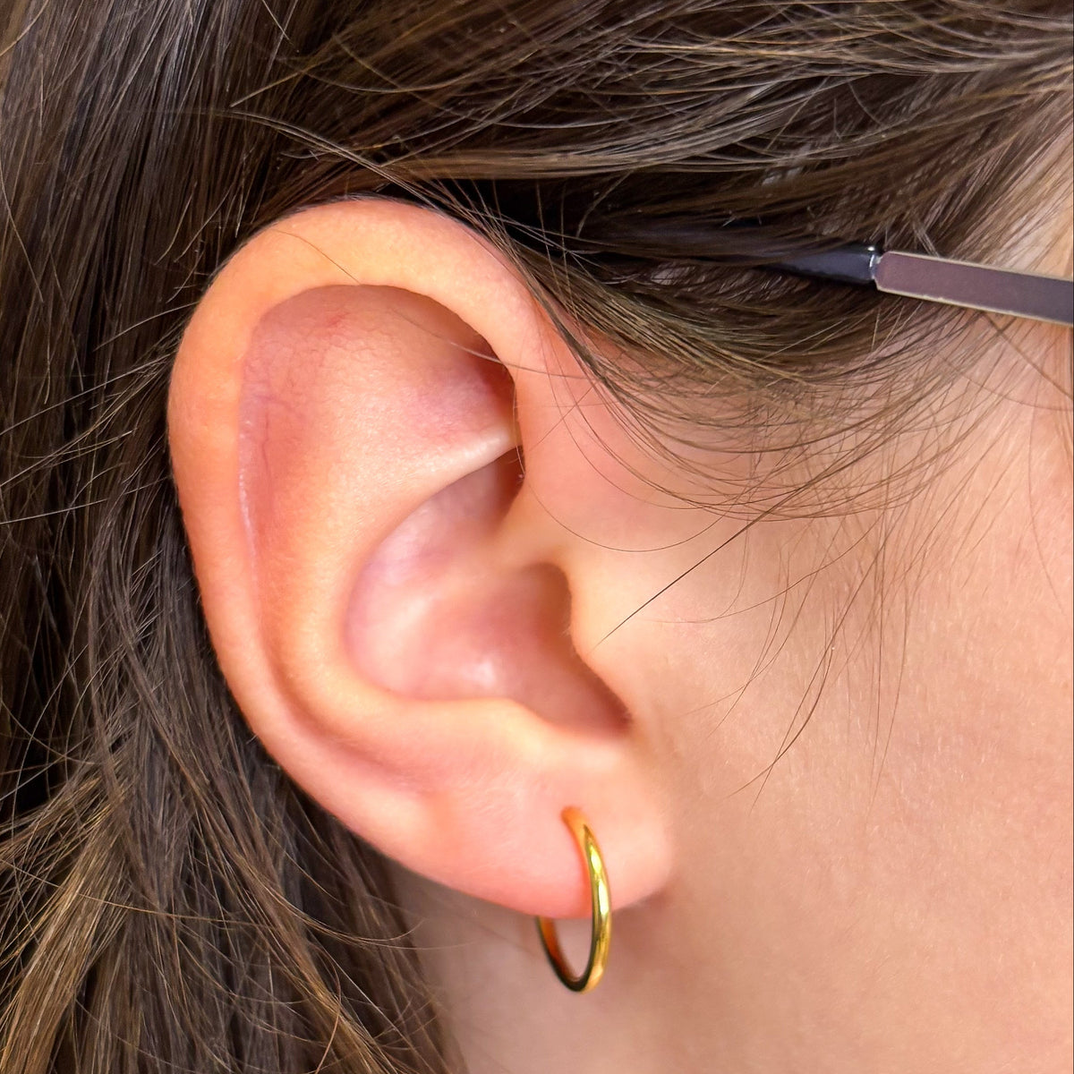 Golden Mini Hoops – Kleine vergoldete Edelstahl-Hoops mit Federmechanismus