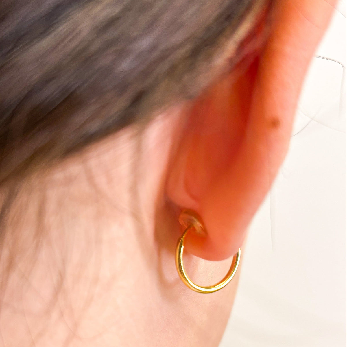 Golden Mini Hoops – Kleine vergoldete Edelstahl-Hoops mit Federmechanismus