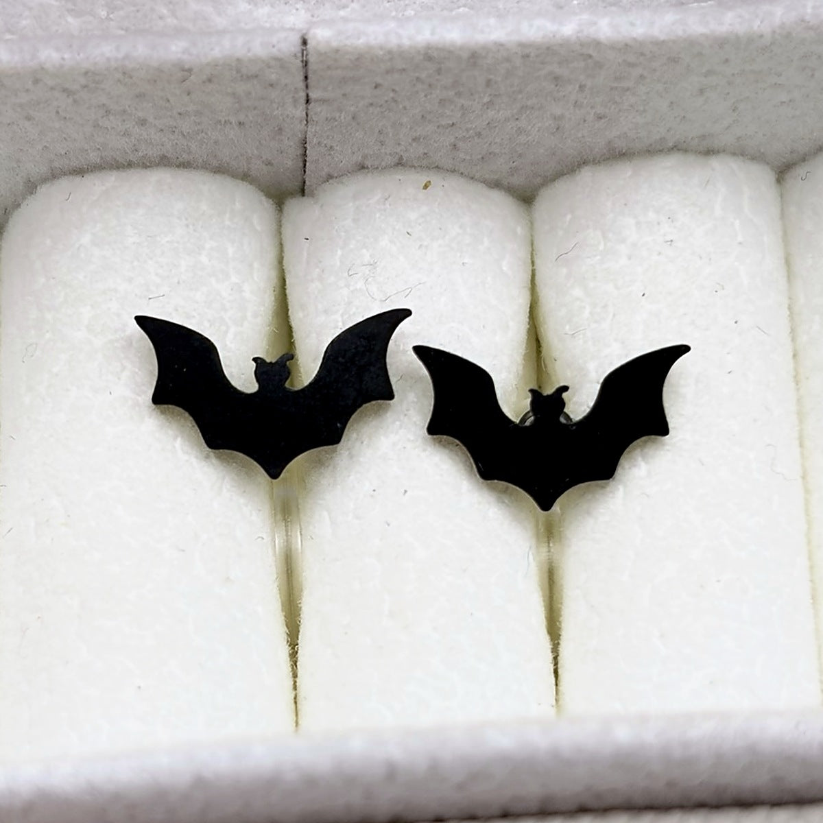 Schwarze Fledermaus Ohrclips von AuMiClipz in der Schmuckbox