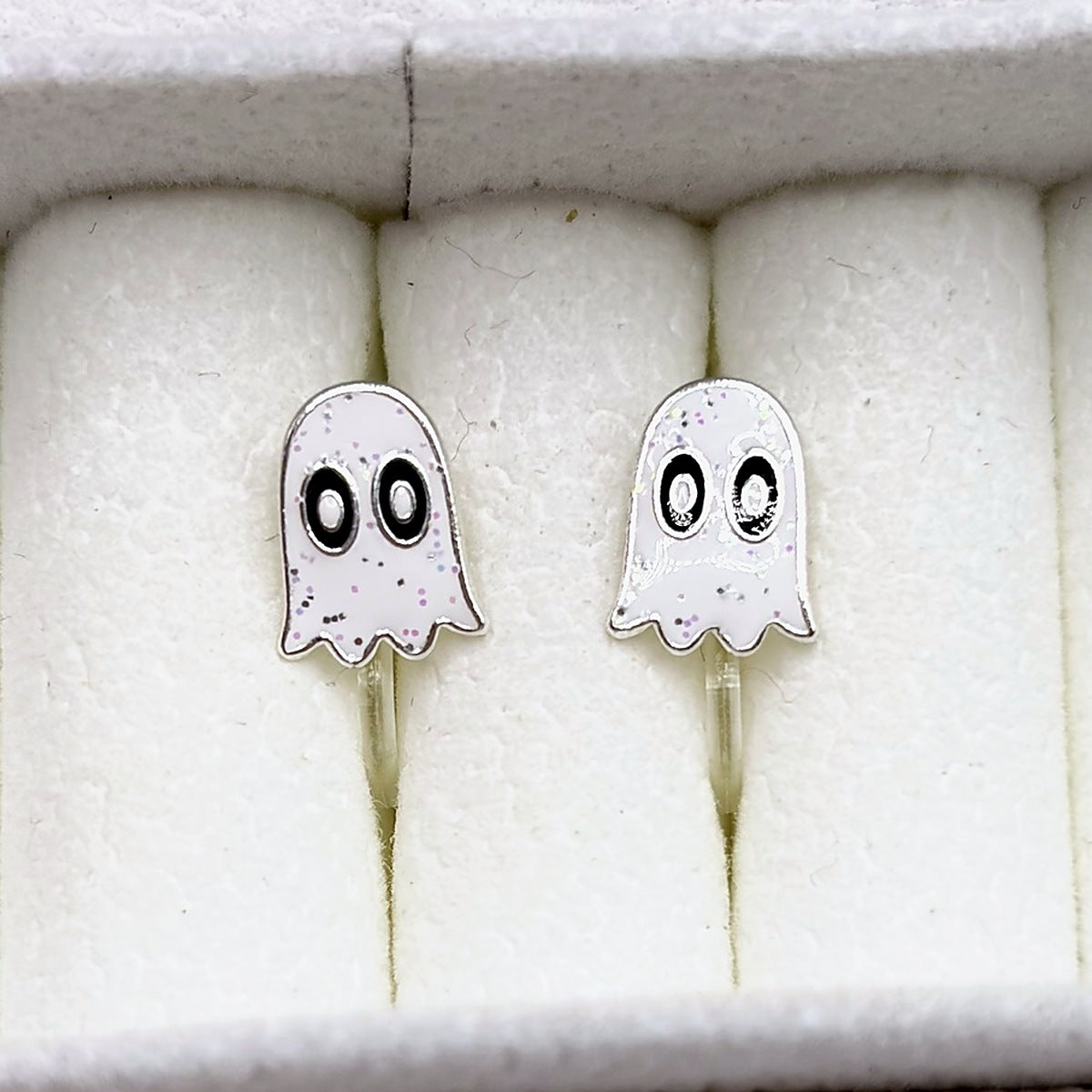 Glitzer Geist Ohrclips von AuMiClipz in der Schmuckbox