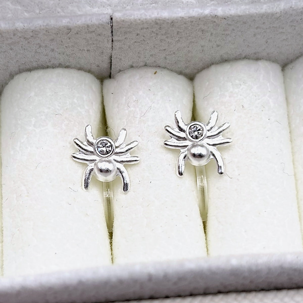 Spinne Ohrclips von AuMiClipz in der Schmuckbox