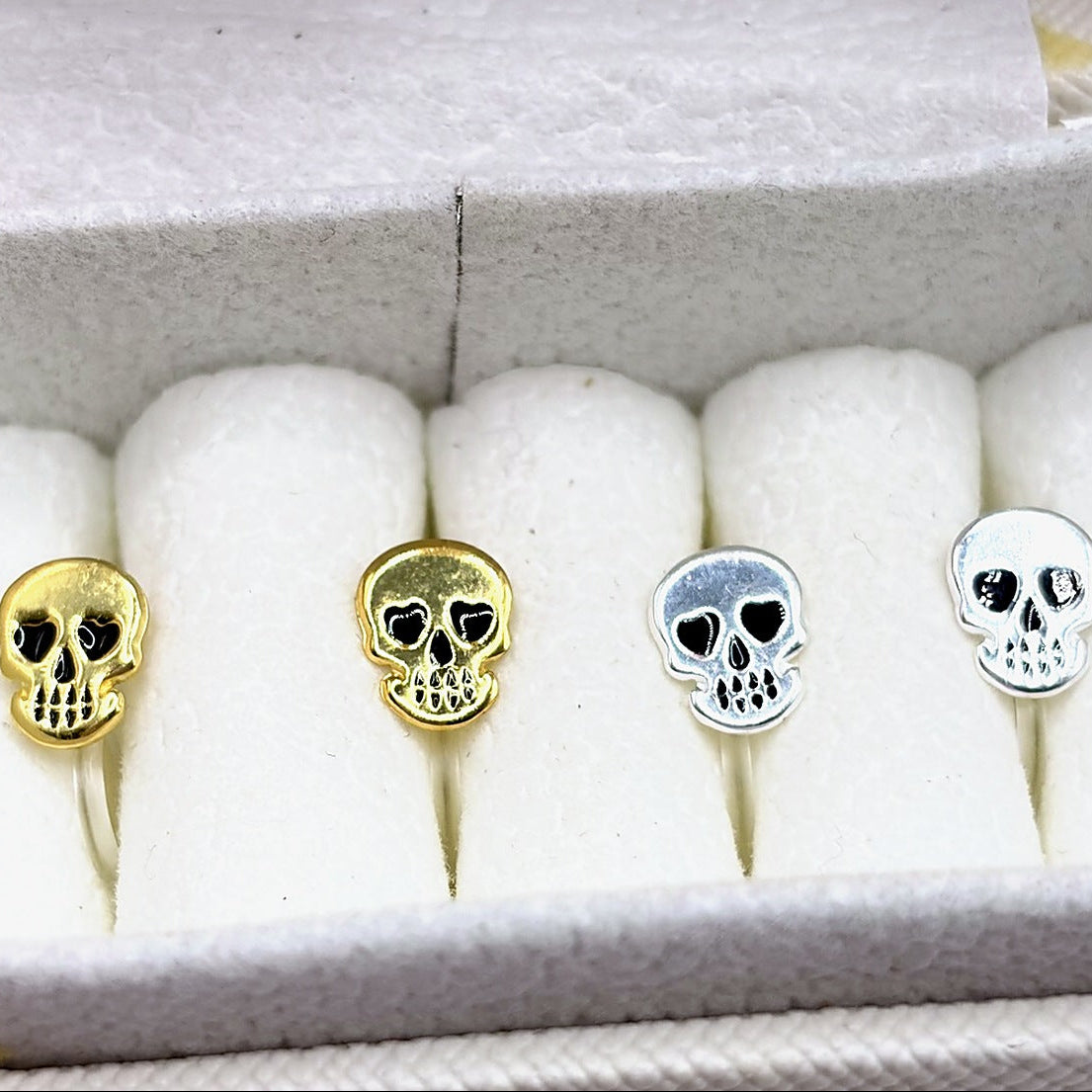 Totenkopf Ohrclips in Gold und Silber von AuMiClipz in der Schmuckbox