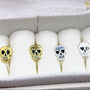 Totenkopf Ohrclips in Gold und Silber von AuMiClipz in der Schmuckbox